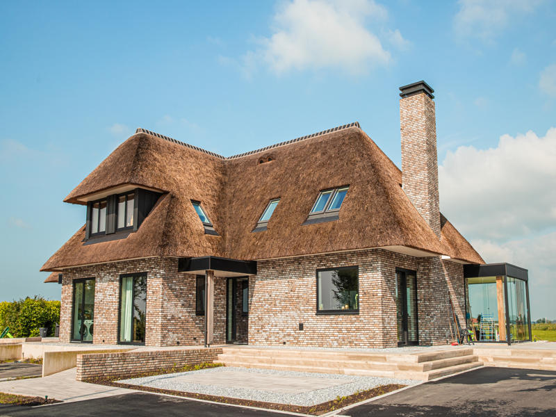 Aluminium kozijnen bij rietgedekte woning