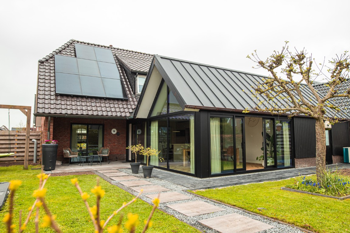 Aluminium schuifpuien in nieuwe aanbouw met glazen topgevel
